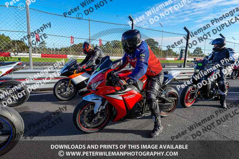 donington no limits trackday;donington park photographs;donington trackday photographs;no limits trackdays;peter wileman photography;trackday digital images;trackday photos